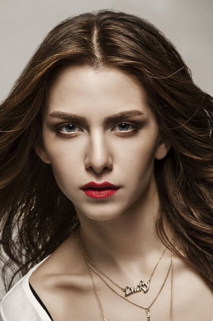 et billede af Ezgi Asaroğlu