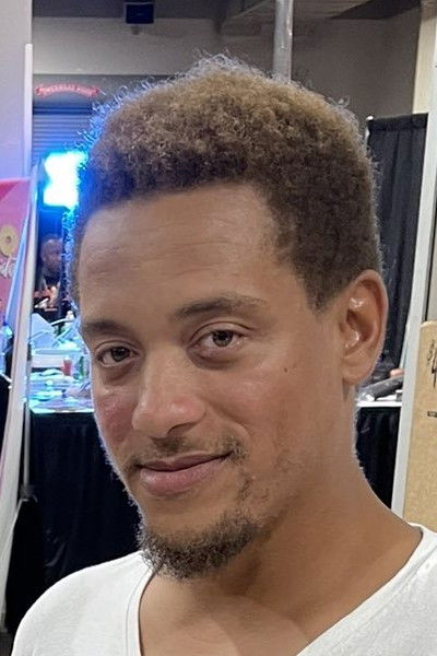 et billede af Antonio Adams