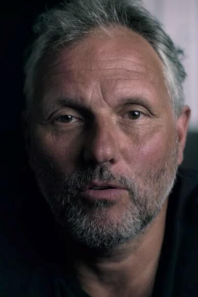 et billede af M.E. Lewis