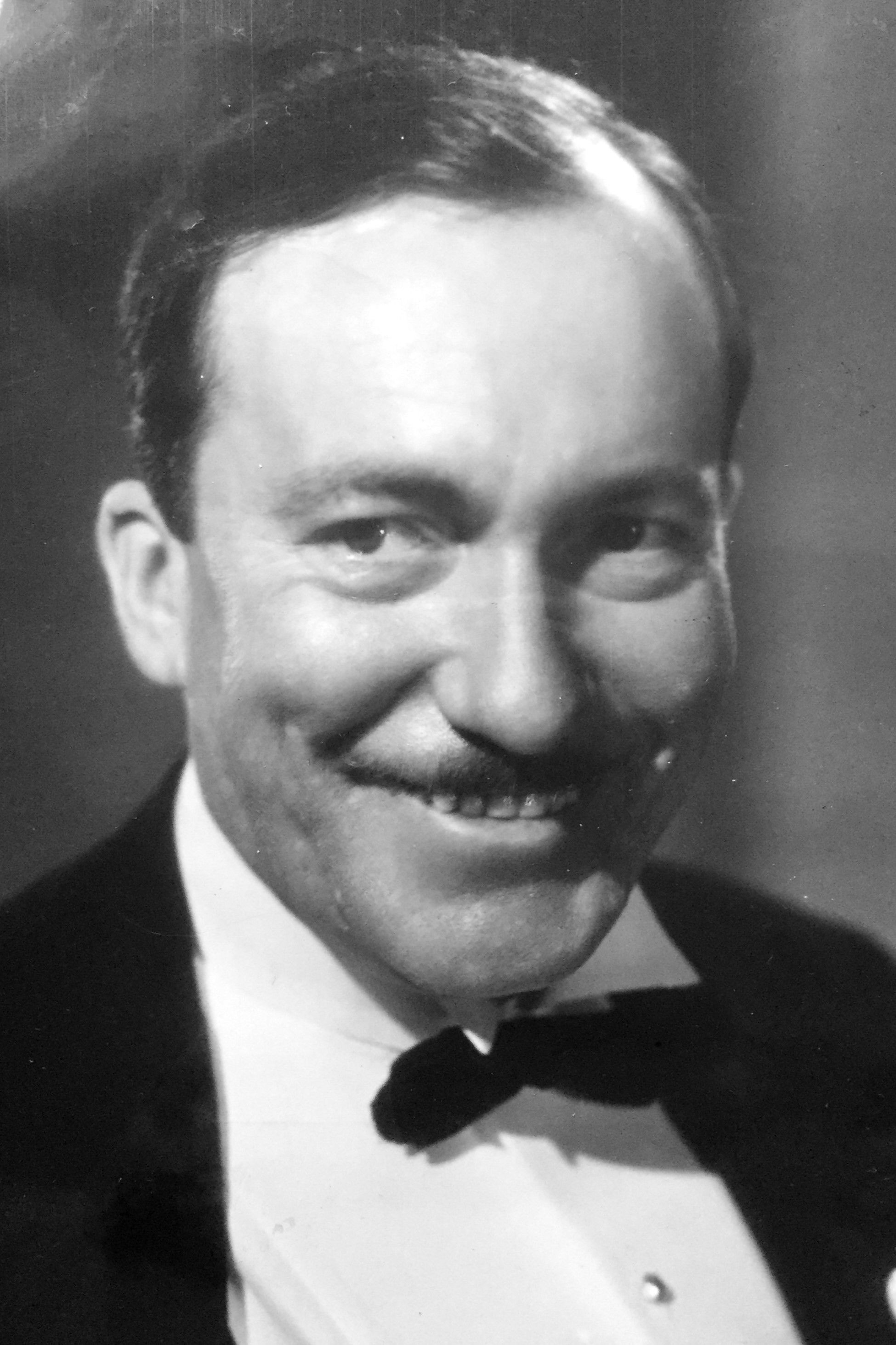 et billede af Charles Groves