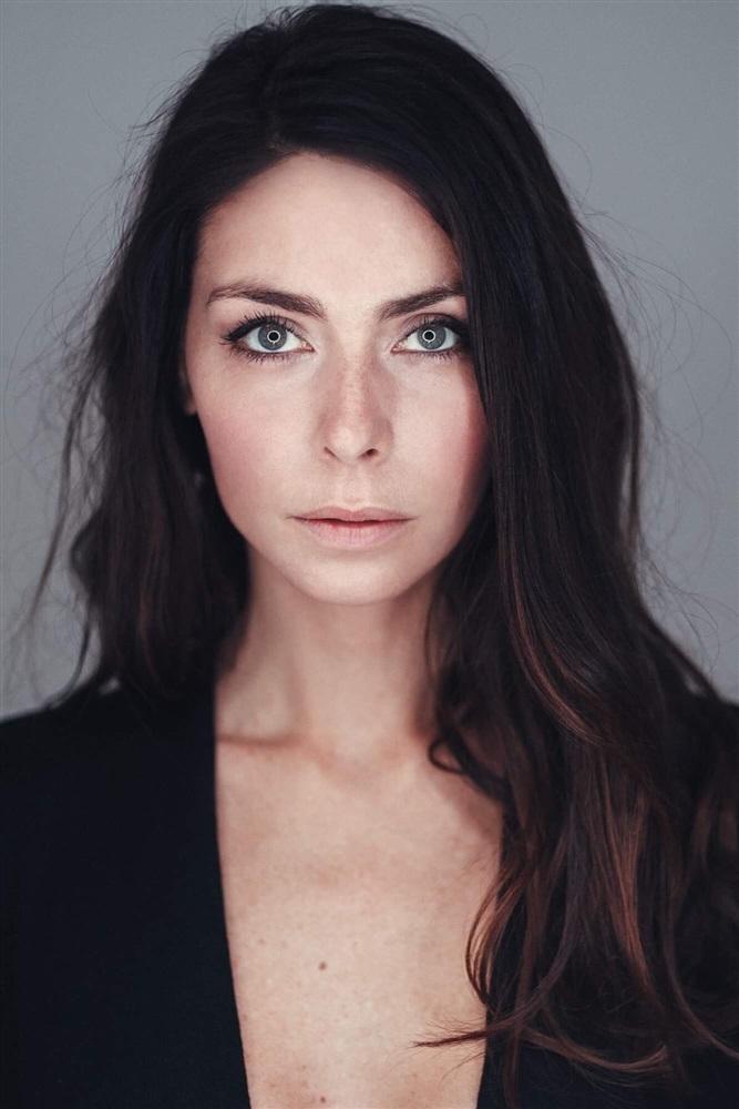 Emilie Arthapignet's picture in the cast