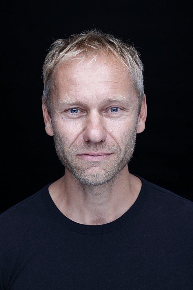 et billede af James Hillier