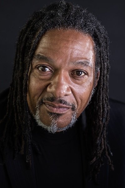 et billede af James R. Baylis