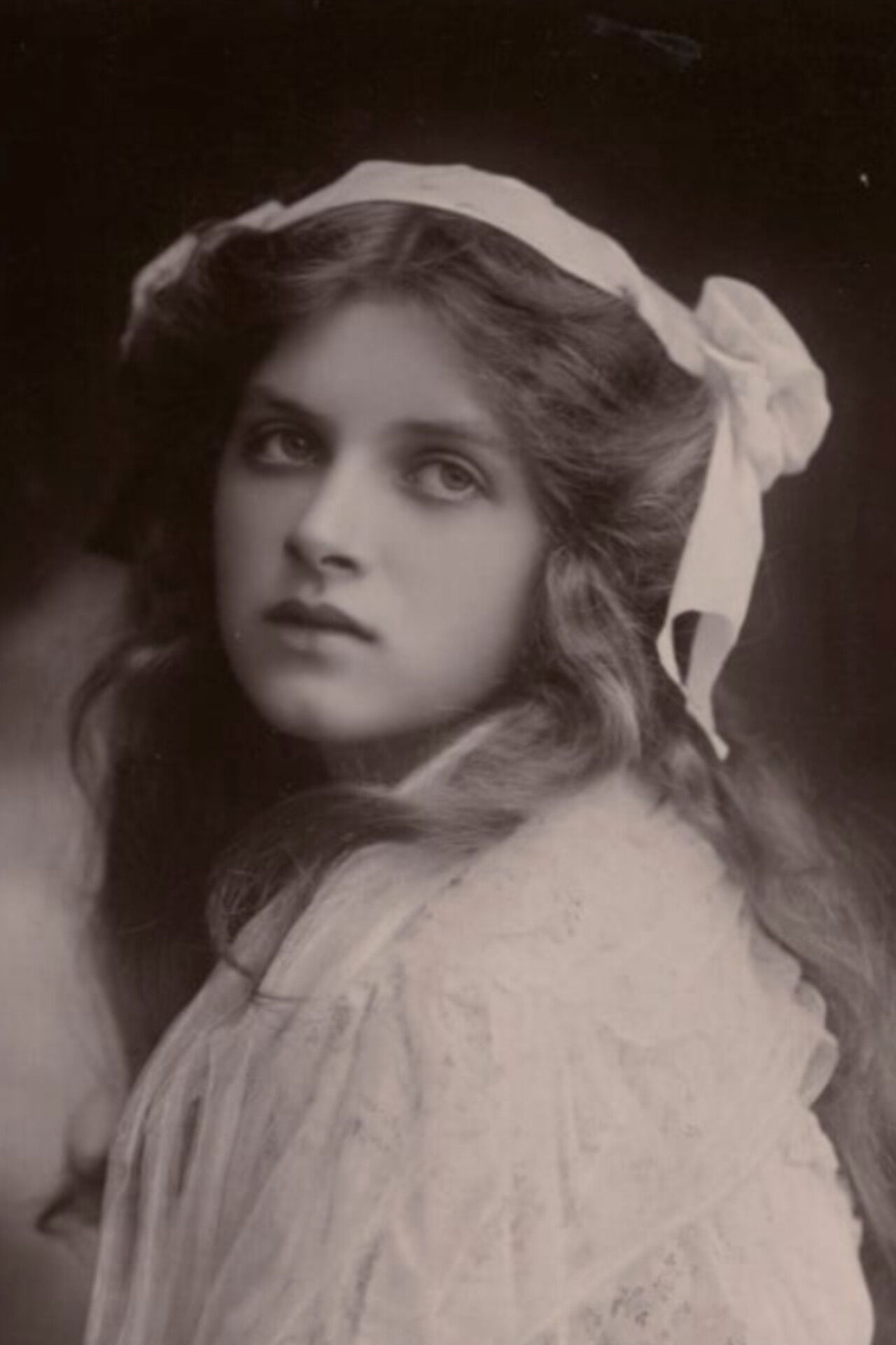 et billede af Gladys Cooper