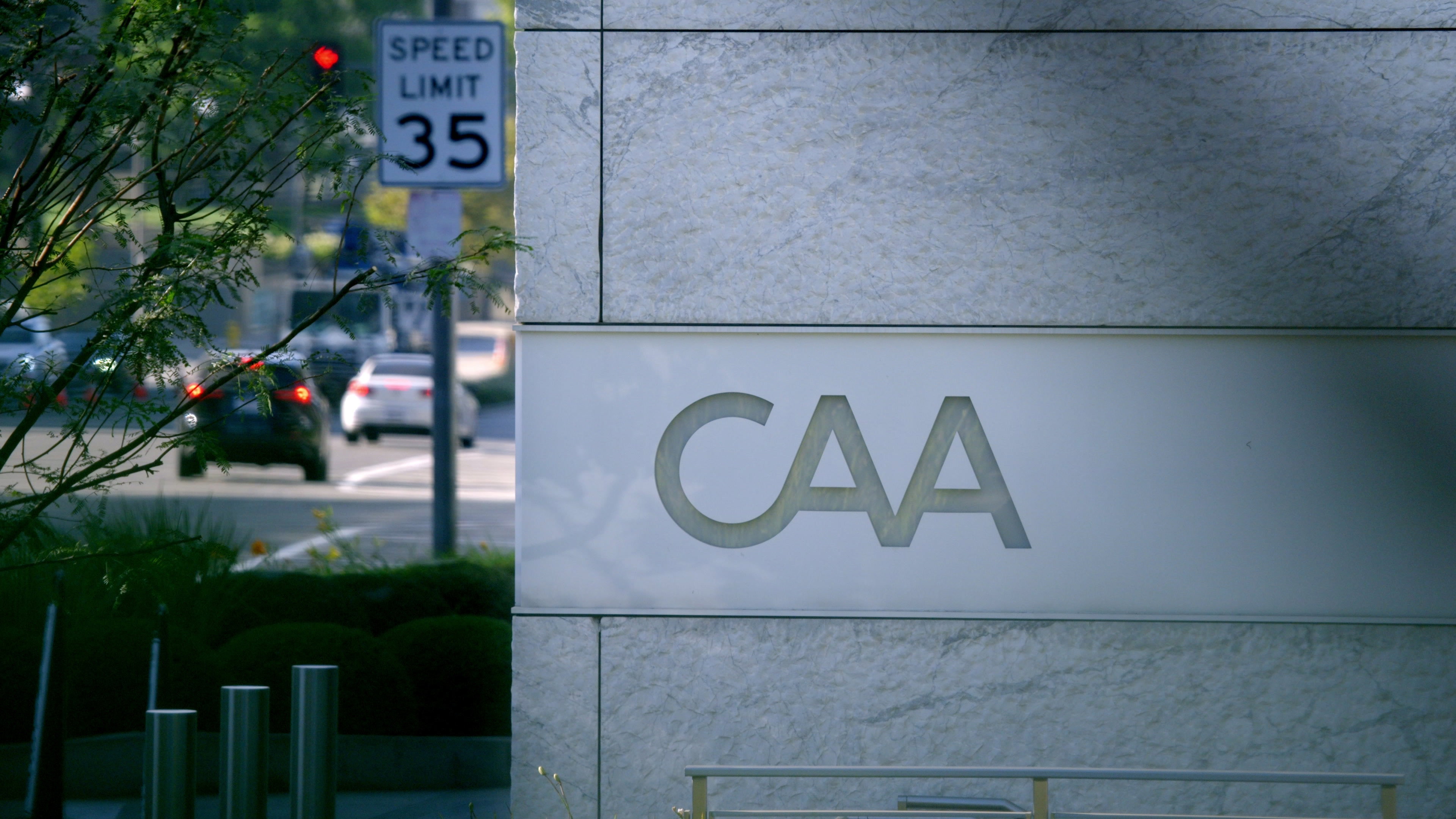 What Happens in Hollywood S01E02 backdrop