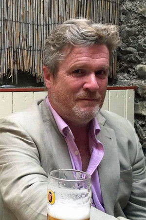 et billede af Jon Tregenna