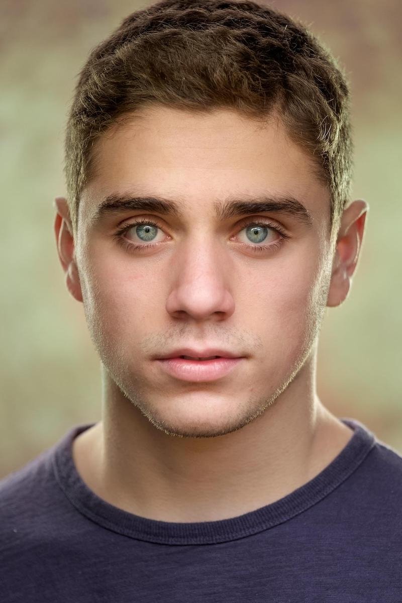 et billede af Alex James-Phelps