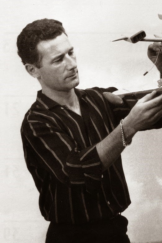 et billede af Derek Meddings