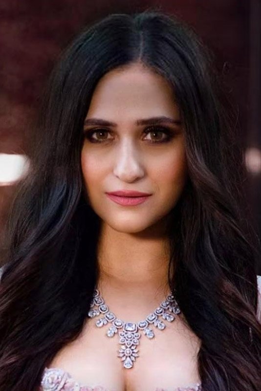 Hunar Hali's picture in the cast