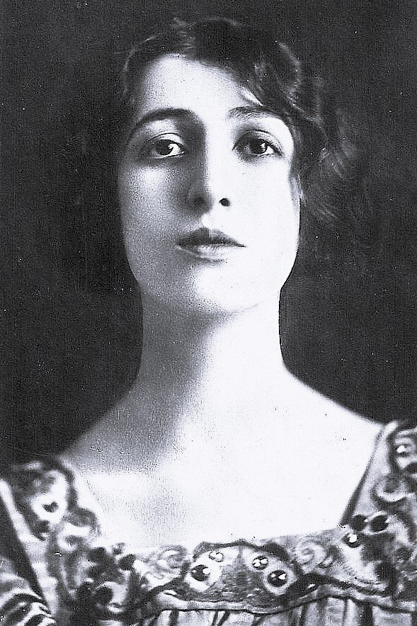 Elena Sangro's picture in the cast