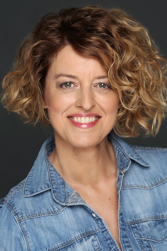 Mélida Molina as Chatty woman / Almira