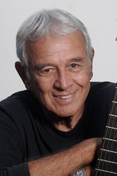 et billede af Carlos Lyra