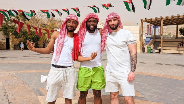 Rich Holiday, Poor Holiday S04E07 backdrop