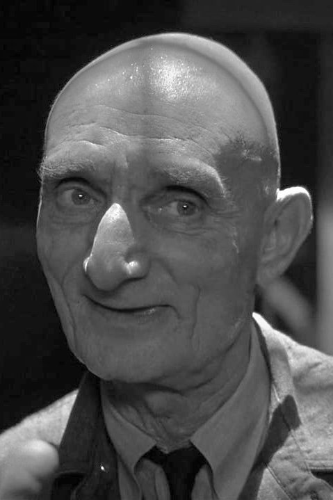 Harry Bugin as Morty the Waiter