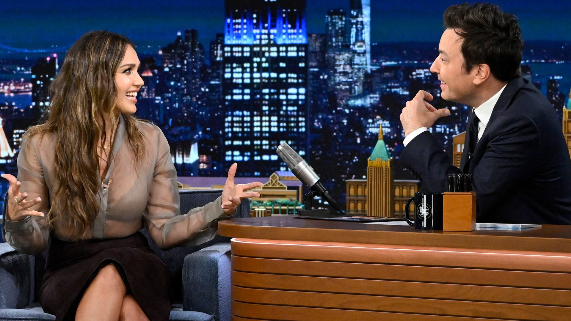 Jessica Alba, Marlon Wayans, a performance from 