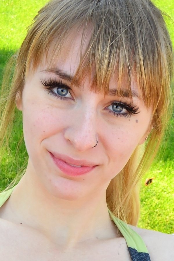 Angel Youngs - Profile Images β The Movie Database (TMDB)