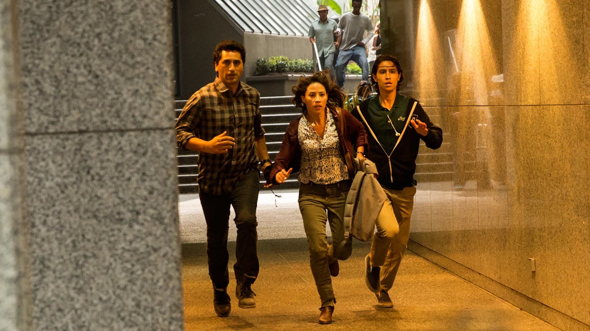 Fear the Walking Dead Season 1 :Episode 2  So Close, Yet So Far