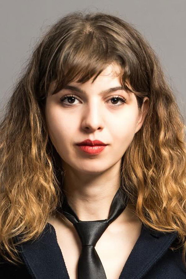 et billede af Ece Gökçen