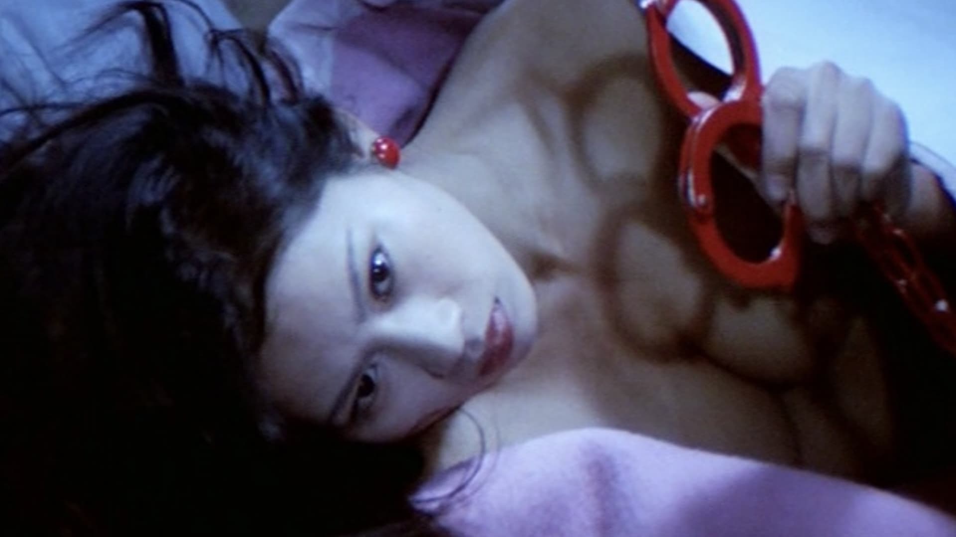 ０課の女　赤い手錠 (1974)