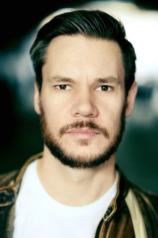 et billede af Jonathan Scholey