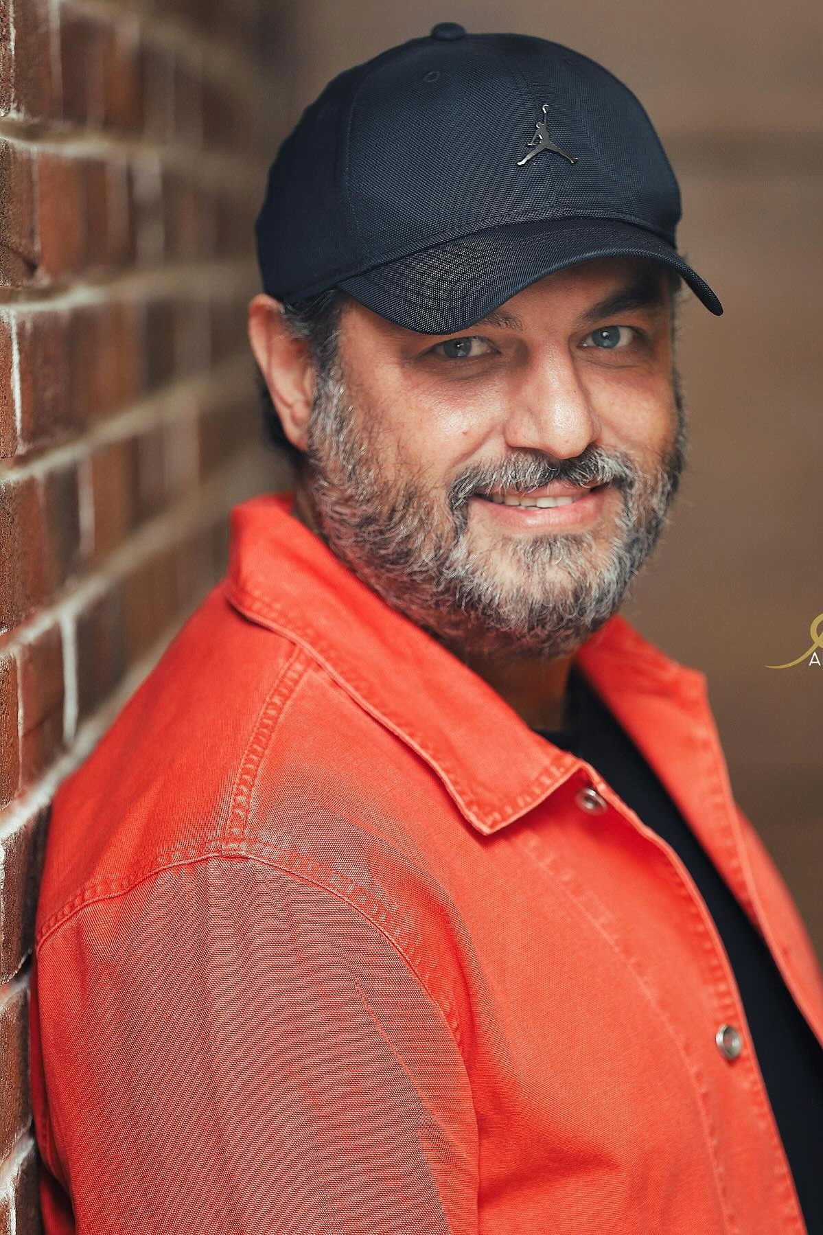 et billede af Sam Derakhshani