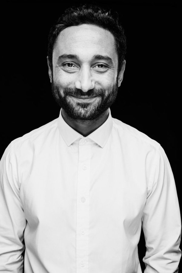 et billede af Deniz Cooper