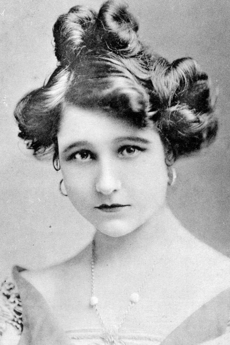 et billede af Dora De Winton