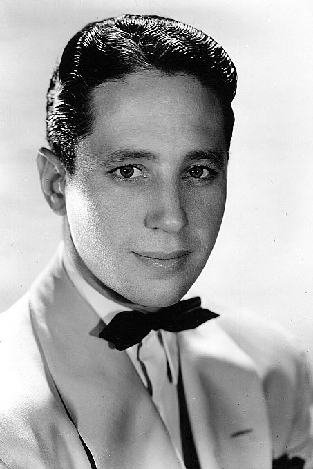 et billede af Ross Alexander