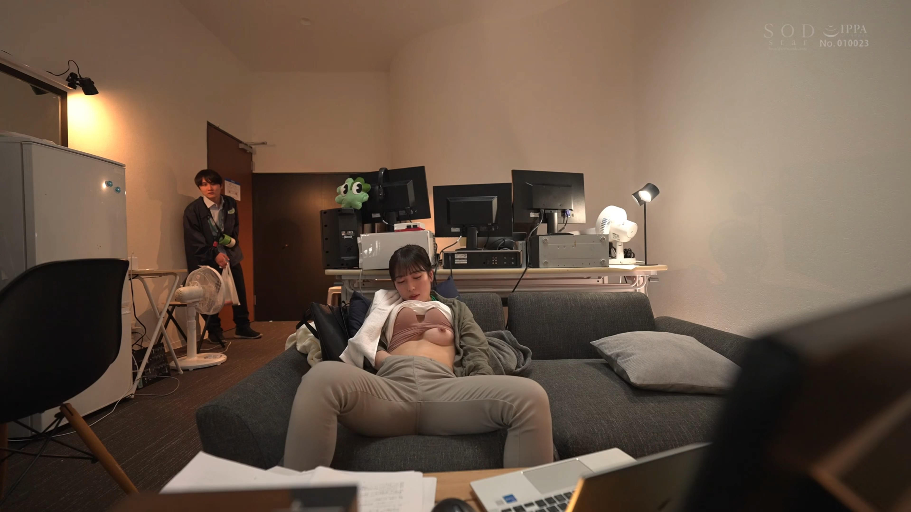 Working in a demanding newsroom, I accidentally stimulated a sexually frustrated beautiful director. Her eros switch turned on, and she seduced me repeatedly. Yotsuha Kominato.