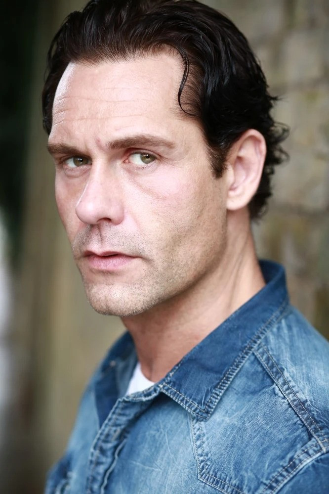 et billede af JD Roth-Round