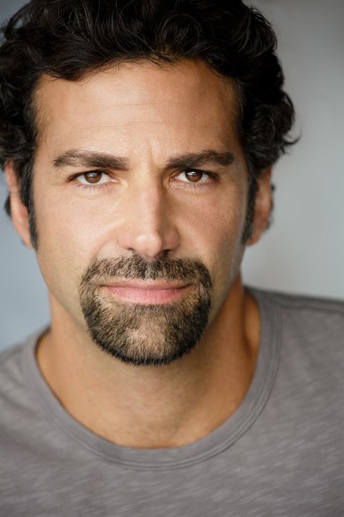 et billede af Elijah Alexander