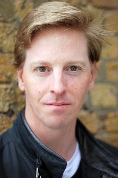 et billede af Dominic Cazenove