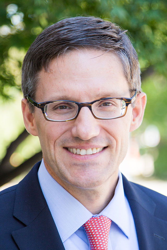 et billede af Derek Chollet