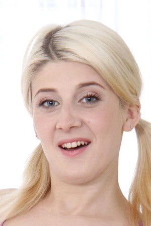 et billede af Helena Dickens