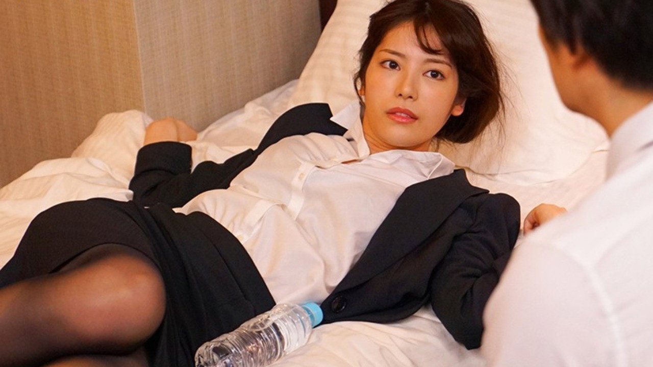 IPX-398 出張先の部屋NTRで一晩中上司にクビになった女性従業員