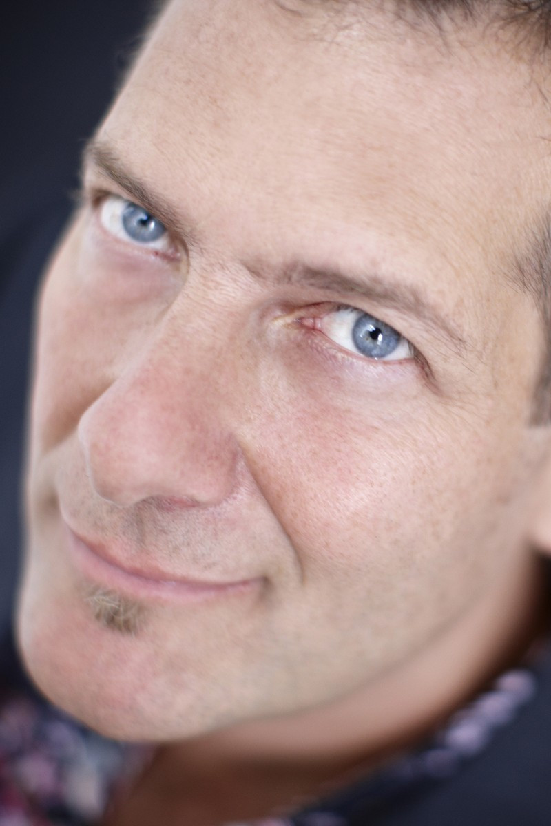 et billede af Micah Barnes