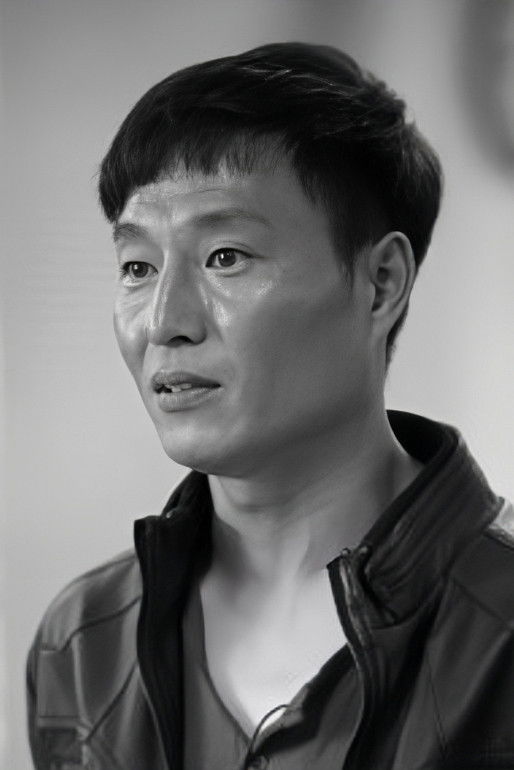 et billede af Kang Young-muk