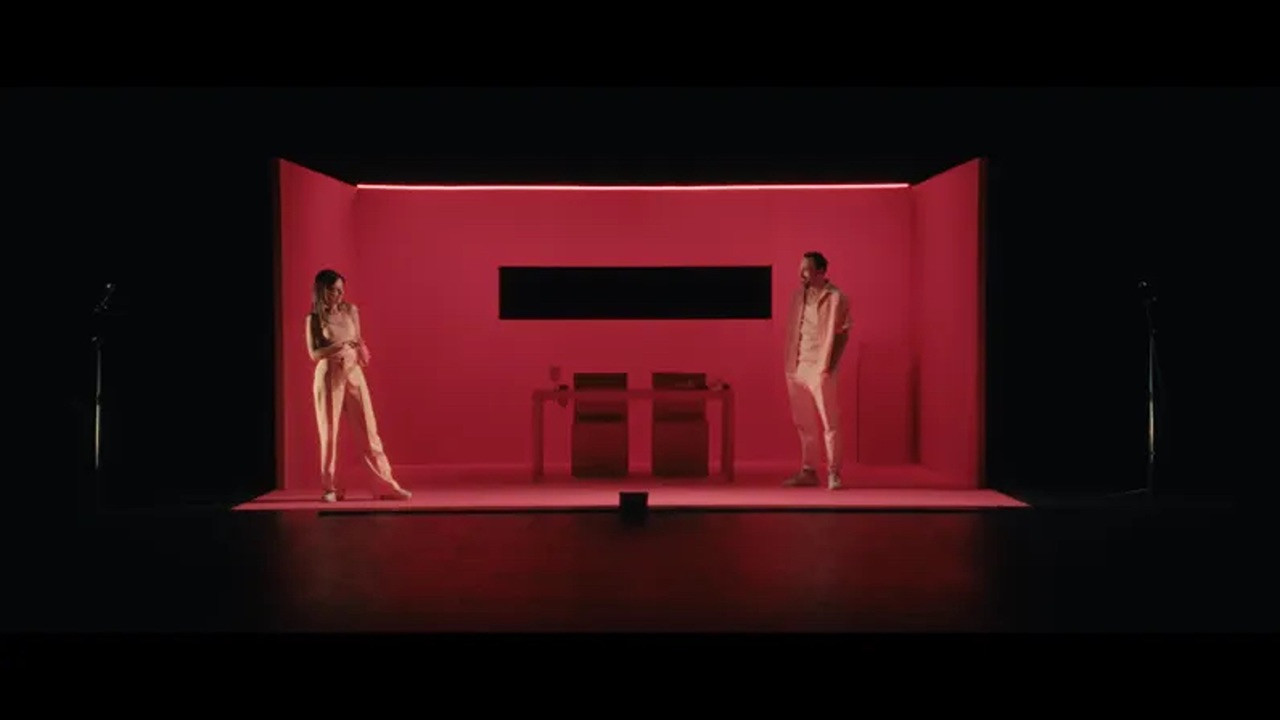 Oublie-moi backdrop
