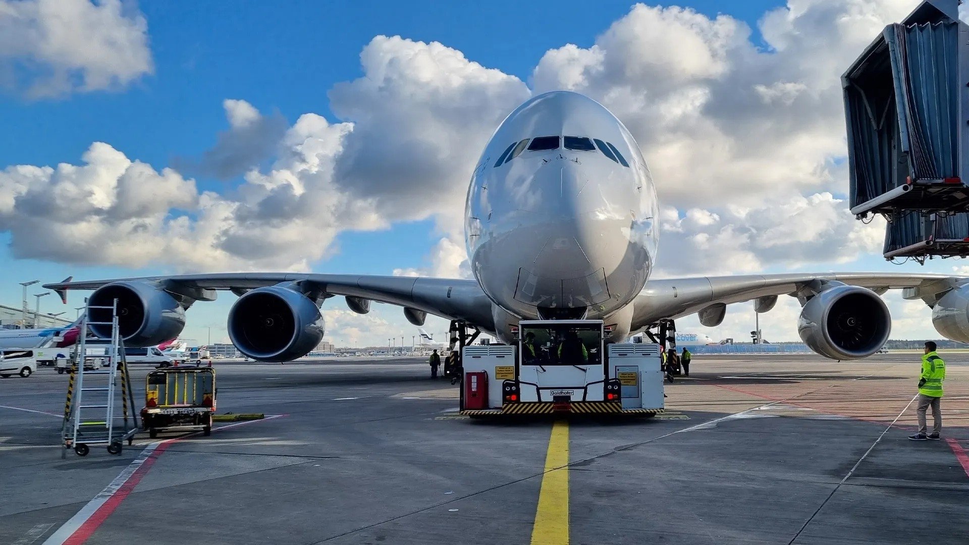 ARTE Regards - L'A380 fait son retour : Le réveil du géant des airs
