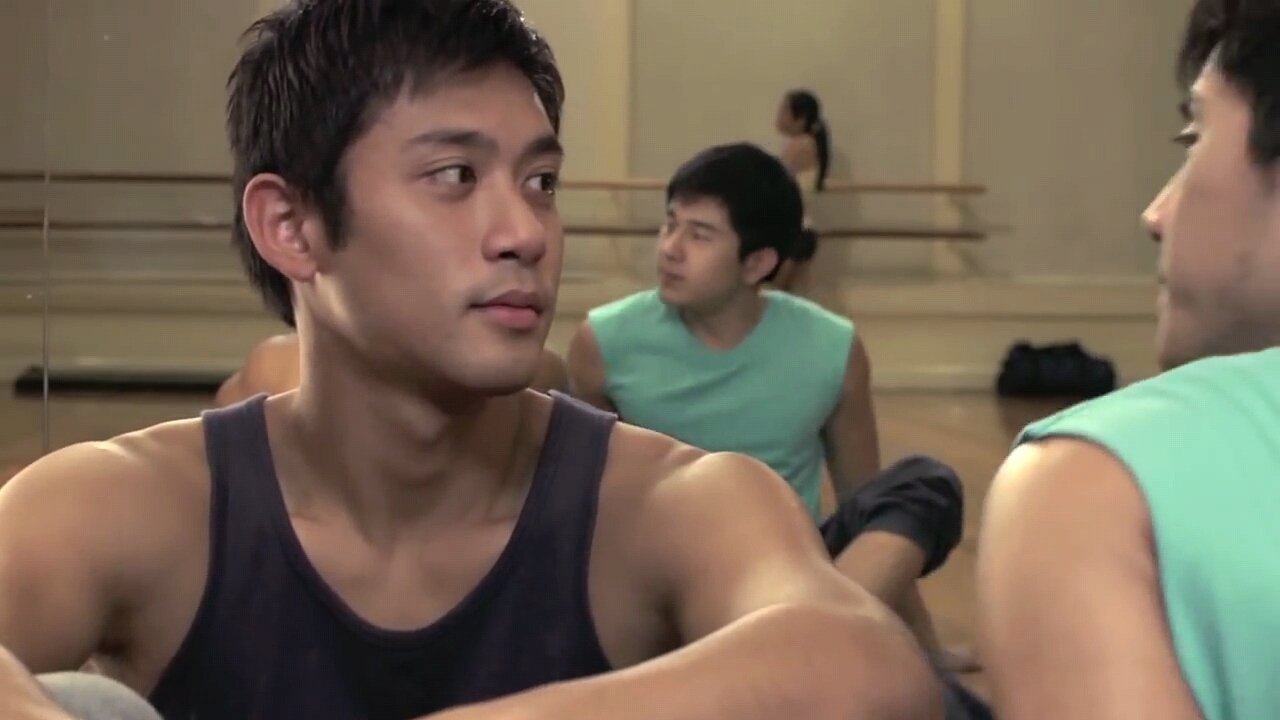 Ang Sayaw ng Dalawang Kaliwang Paa (2011)
