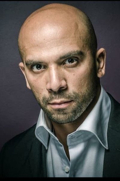 et billede af Adam Stone