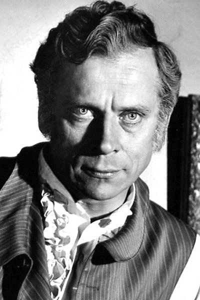 et billede af Ivan Triesault