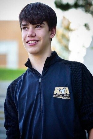 et billede af Ethan Fineshriber