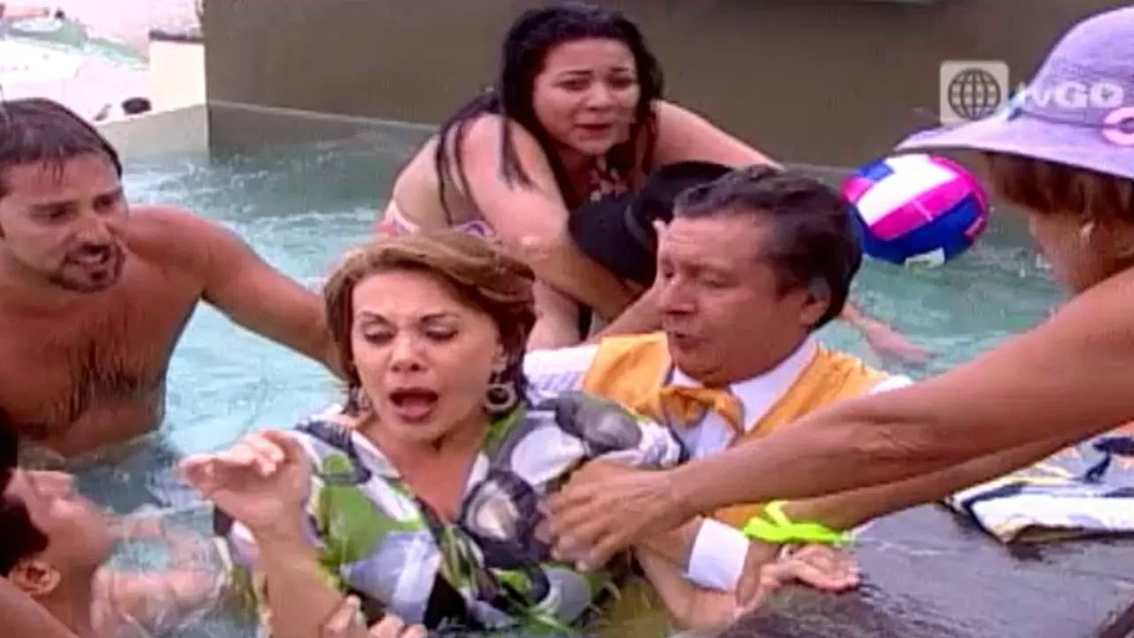 Al Fondo Hay Sitio