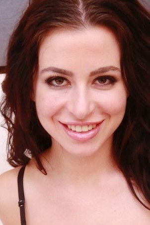 et billede af Adriana Lynn