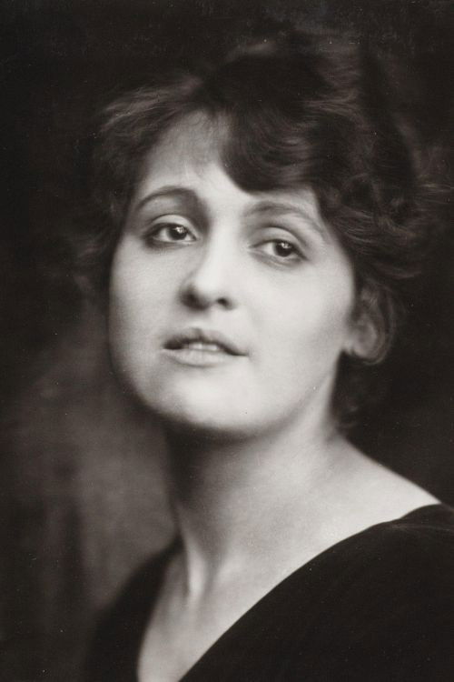 et billede af Nola Hatterman