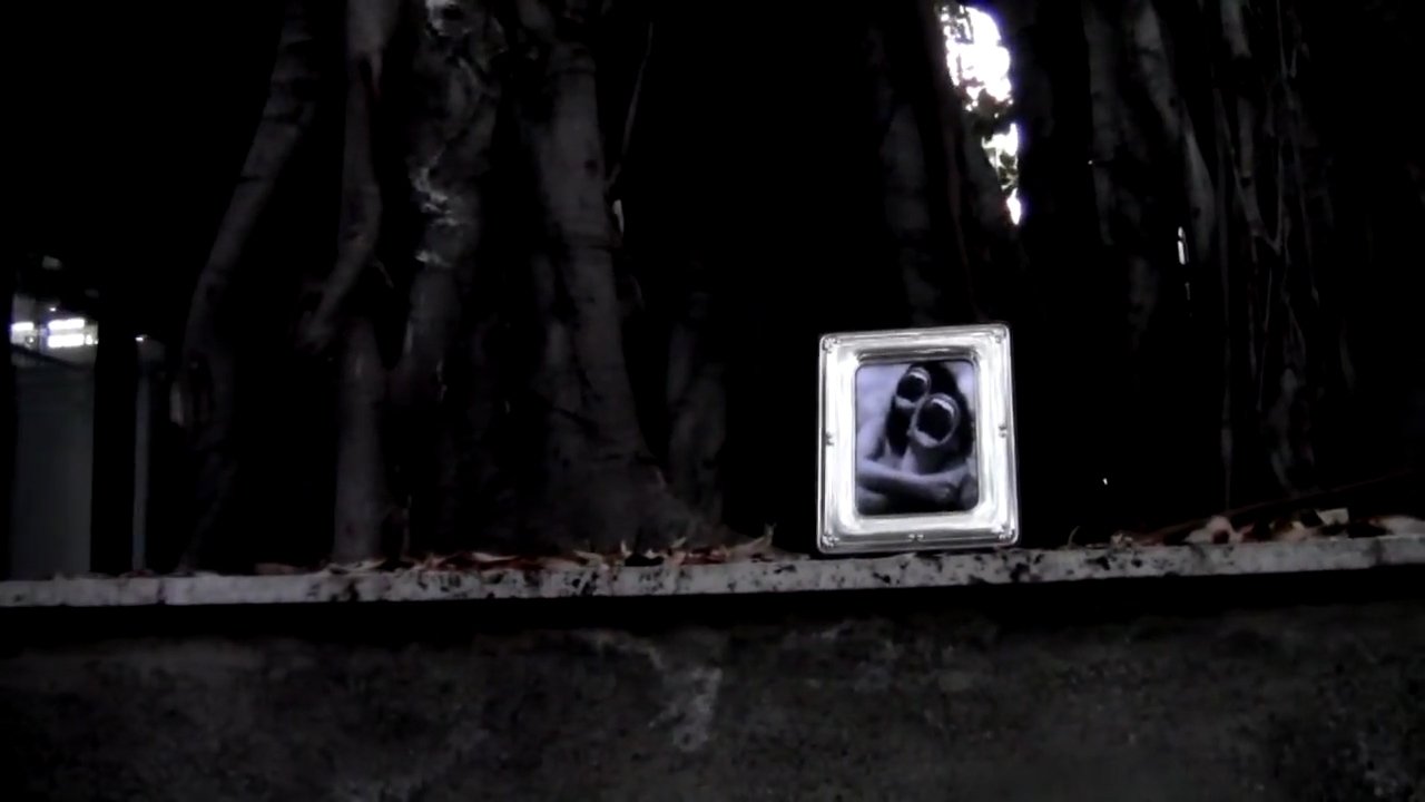 -Pursuit0.: Questo posto è completamente normale (2012)