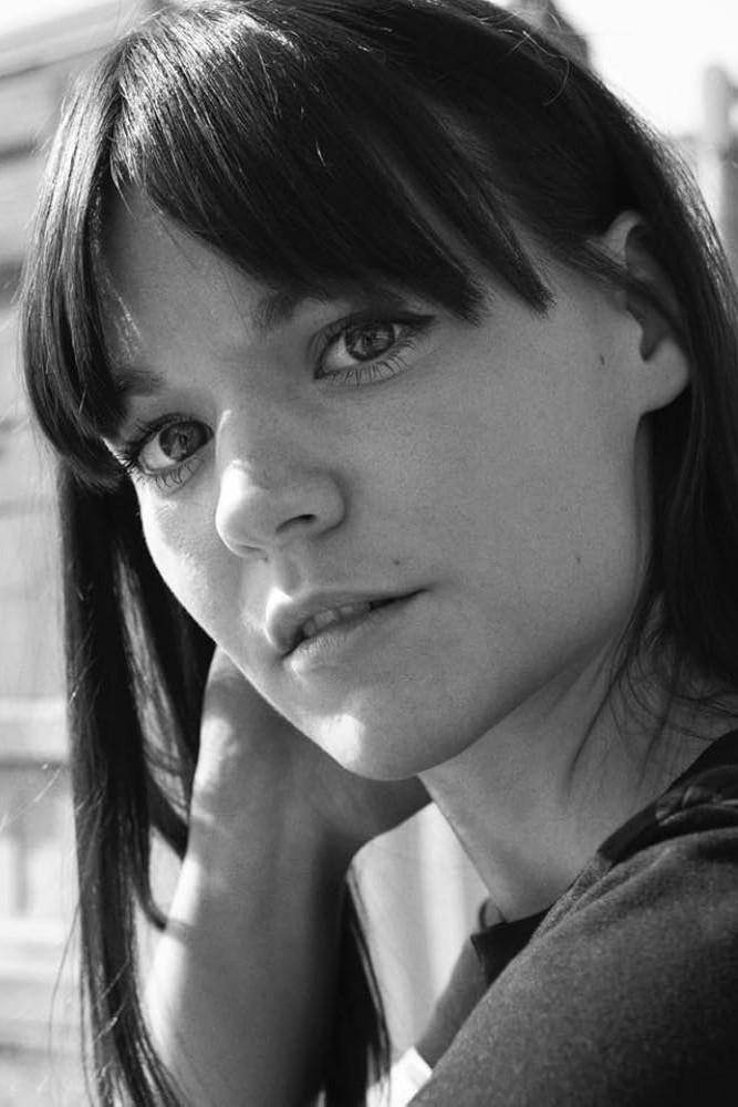 Amélie Hardy backdrop