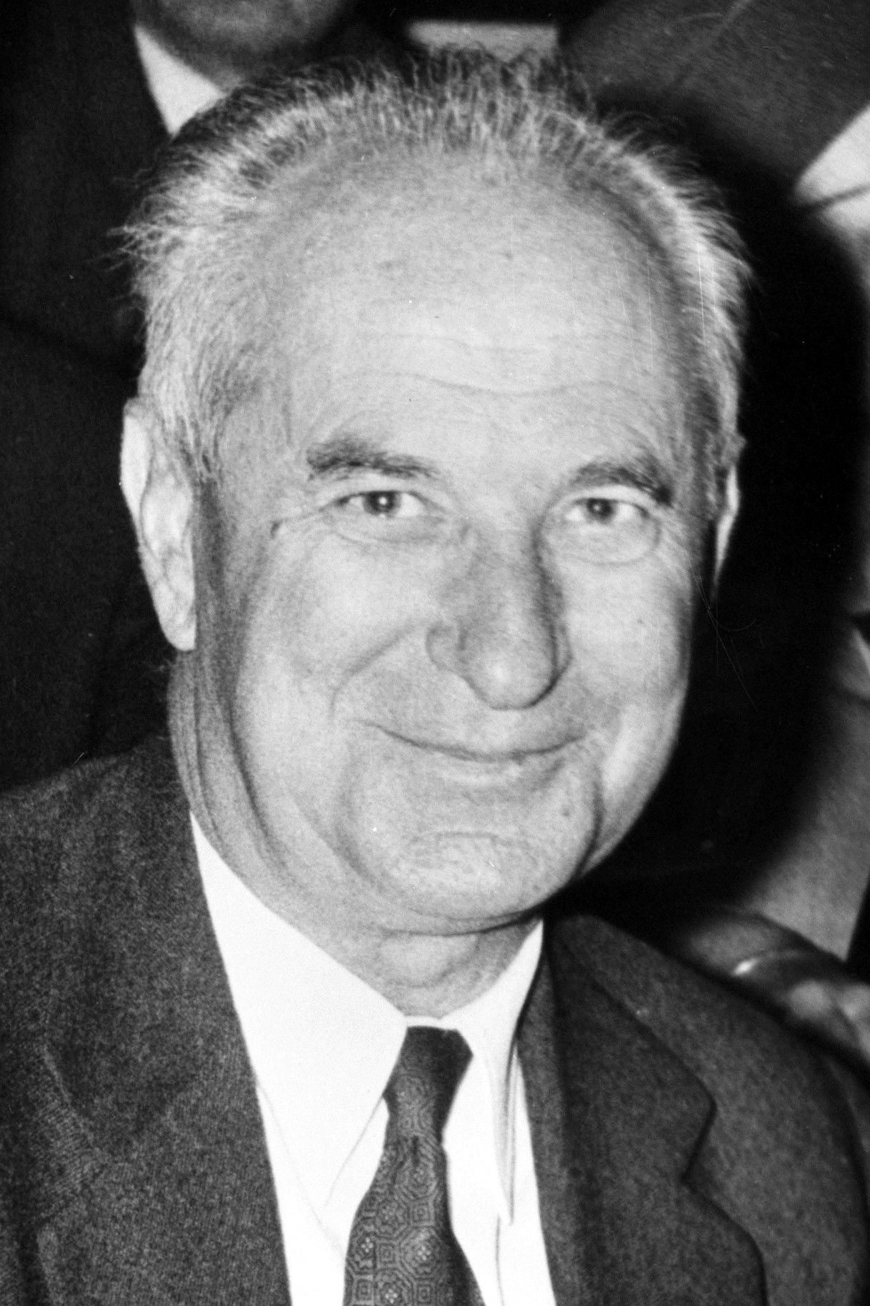 et billede af Gaston Defferre