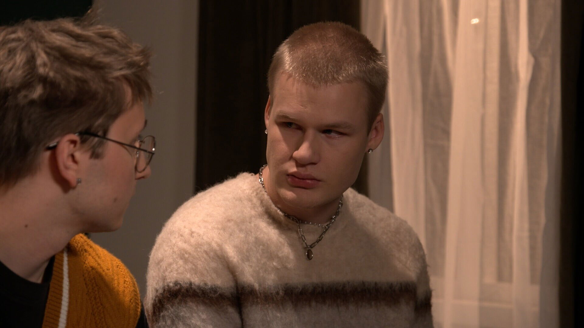 Secret Lives Season 28 :Episode 102  Episode 4892